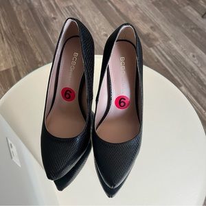 NWT BCBG generation black high heel court shoes, Size 6, snake skin texture